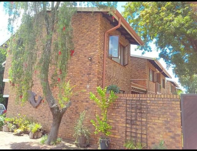 3 BEDROOM TOWNHOUSE FOR SALE IN HENNOPSPARK